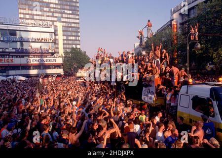 Berlin / Feierlichkeiten / Jugend / Love Parade 7/1995 Techno Parade am Kurfürstendamm, Trucks mit wichtigen Clubs und ihrem DJ. Stockfoto