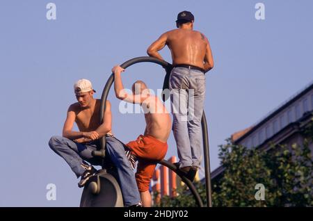 Berlin / Feierlichkeiten / Jugend / Liebesparade 7/1995 Techno Parade am Kurfürstendamm,junge Menschen auf einem Lichtmast. Stockfoto