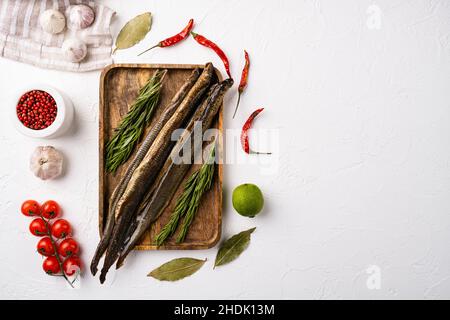 Gegrilltes Lamprey-Set, auf weißem Steintisch-Hintergrund, Ansicht von oben flach liegend, mit Platz für Text Stockfoto