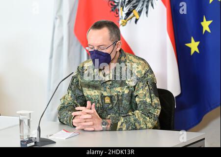 Wien, Österreich. 6th. Januar 2022. Pressekonferenz nach den Beratungen zur Koronaentwicklung am Donnerstag, 6th. Januar 2022, im Bundeskanzleramt in Wien mit Generalmajor Rudolf Striedinger Stockfoto