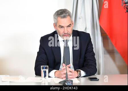 Wien, Österreich. 6th. Januar 2022. Pressekonferenz nach den Beratungen zur Koronaentwicklung am Donnerstag, 6th. Januar 2022, im Bundeskanzleramt in Wien mit Bundeskanzler Karl Nehammer Stockfoto