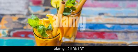 Immune Boosting, anti-entzündliche Smoothie mit Orange und Kurkuma. Detox morgen Saft trinken, sauber essen Banner, LANGE FORMAT Stockfoto
