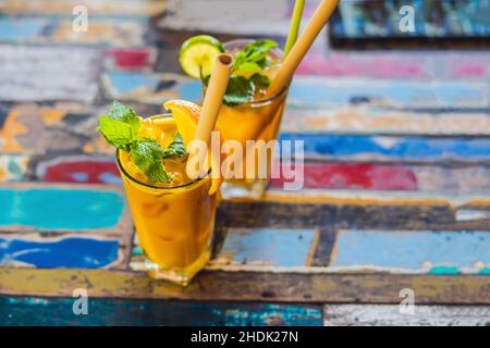 Immune Boosting, anti-entzündliche Smoothie mit Orange und Kurkuma. Detox morgen Saft trinken, sauber Essen Stockfoto