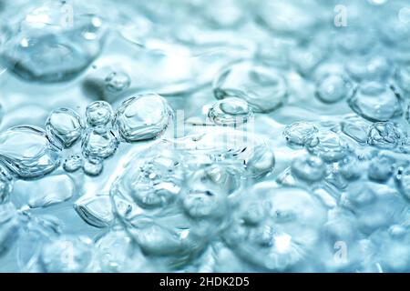 Blaues Wasser mit Blasen Stockfoto