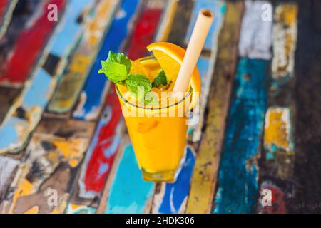 Immune Boosting, anti-entzündliche Smoothie mit Orange und Kurkuma. Detox morgen Saft trinken, sauber Essen Stockfoto