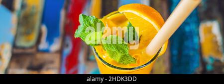 Immune Boosting, anti-entzündliche Smoothie mit Orange und Kurkuma. Detox morgen Saft trinken, sauber essen Banner, LANGE FORMAT Stockfoto