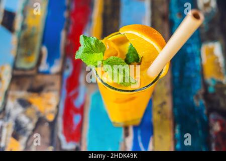 Immune Boosting, anti-entzündliche Smoothie mit Orange und Kurkuma. Detox morgen Saft trinken, sauber Essen Stockfoto