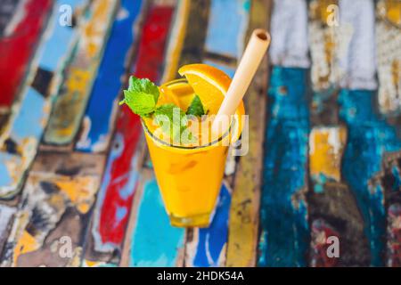 Immune Boosting, anti-entzündliche Smoothie mit Orange und Kurkuma. Detox morgen Saft trinken, sauber Essen Stockfoto