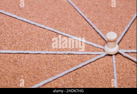 Eine Kork Evidence Board mit mehreren Saiten aus der Mitte Punkt gehen, um Pins um das Brett. Stockfoto