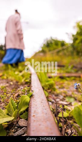 Blick auf eine Straßenbahnschiene vom Erdgeschoss aus, die entlang der Schiene schaut, während sie sich nach links dreht. Stockfoto