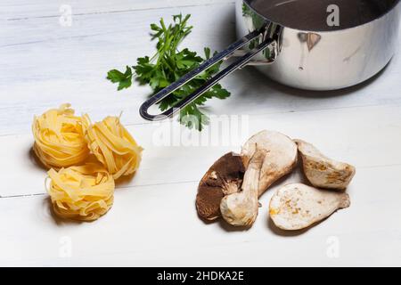 Zutat, Pasta, Pilzschale, 1-Topf-Pasta, Zutaten, Nudeln, Nudelgerichte, Pilzgerichte Stockfoto