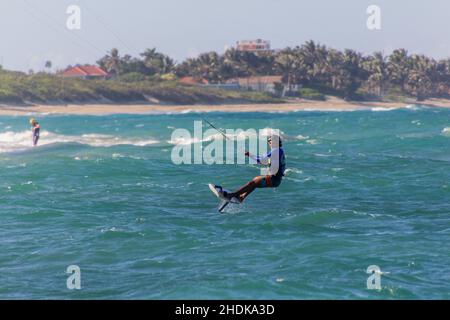 CABARETE, DOMINIKANISCHE REPUBLIK - 13. DEZEMBER 2018: Kitesurfer in Cabarete, Dominikanische Republik Stockfoto