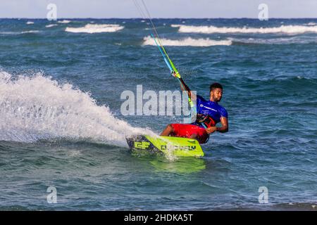 CABARETE, DOMINIKANISCHE REPUBLIK - 13. DEZEMBER 2018: Kitesurfer in Cabarete, Dominikanische Republik Stockfoto