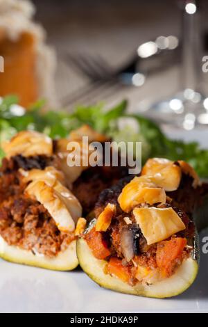 Gefüllte Zucchini, gefüllte Zucchinis Stockfoto