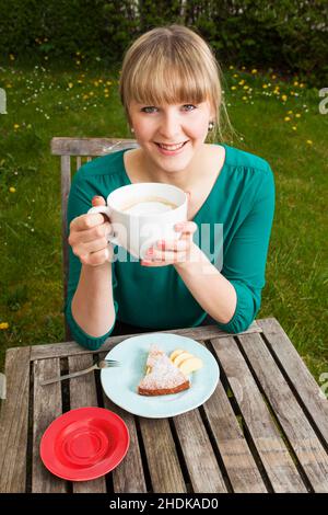 Frau, Latte, Garten Picknicktisch, Apfelkuchen, weiblich, Damen, Dame, Frauen, Latten, Picknicktische, apfelkuchen Stockfoto