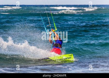 CABARETE, DOMINIKANISCHE REPUBLIK - 13. DEZEMBER 2018: Kitesurfer in Cabarete, Dominikanische Republik Stockfoto