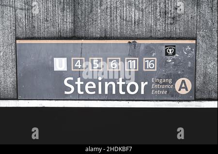 Das Schild zeigt den Eingang zur U-Bahn-Station Steintor in Hannover, Niedersachsen, Deutschland Stockfoto