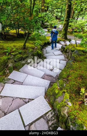 Touristen, die handgefertigte Steintreppen erkunden; Portland Japanese Gardens; Portland; Oregon; USA Stockfoto