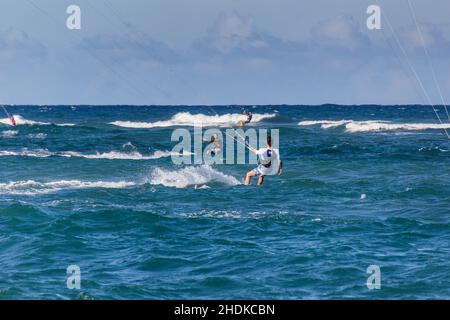 CABARETE, DOMINIKANISCHE REPUBLIK - 13. DEZEMBER 2018: Kitesurfer in der Nähe des Strandes von Cabarete, Dominikanische Republik Stockfoto
