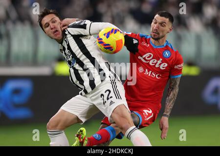 Turin, Italien, 6th. Januar 2022. Matteo Politano von SSC Napoli stößt während des Spiels der Serie A im Allianz Stadium in Turin auf Federico Chiesa von Juventus. Bildnachweis sollte lauten: Jonathan Moscrop / Sportimage Stockfoto