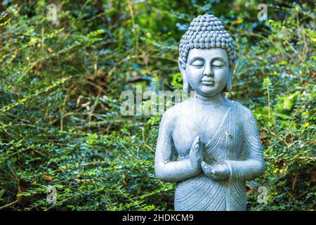 Eine wunderschöne Buddha-Statue, die inmitten eines japanischen Zen-Gartens steht und von der alle sich inspirieren lassen können. Stockfoto