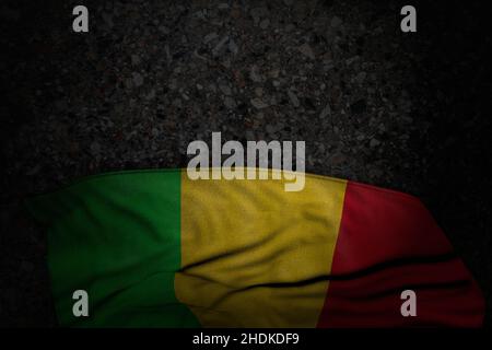 Wunderbare dunkle Bild von Mali Flagge mit großen Falten auf dunklem Asphalt mit freien Platz für den Inhalt - jede Feier Flagge 3D Illustration Stockfoto