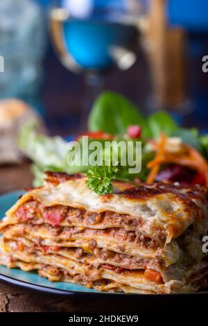italienische Küche, gebackenes Essen, Lasagne, Involtini, italienische Küche, italienische Küche, gebackene Gerichte, Lasagnas Stockfoto