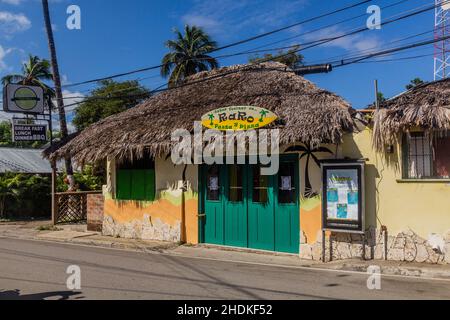 CABARETE, DOMINIKANISCHE REPUBLIK - 14. DEZEMBER 2018: Restaurant Raro in Cabarete, Dominikanische Republik Stockfoto