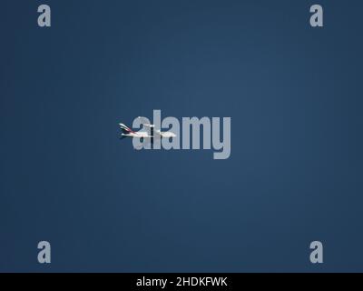 Emirates Airbus A380 Jet-Linienflugzeug, das in großer Höhe an einem klaren, blauen Himmel fliegt und keine Kondensstreifen hinterlässt Stockfoto
