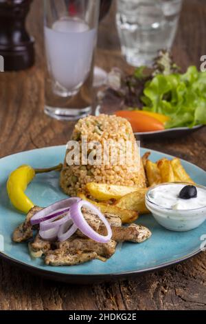 griechische Küche, Fleischgericht, Gyros, griechische Küche, griechische Küche, Fleischgerichte, typisch griechisches Essen Stockfoto