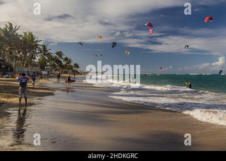 CABARETE, DOMINIKANISCHE REPUBLIK - 14. DEZEMBER 2018: Kitesurfer am Strand von Cabarete, Dominikanische Republik Stockfoto