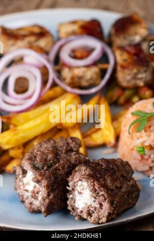 Tzatziki, griechische Küche, bifteki, Tzatzikis, griechische Küche, griechisches Essen Stockfoto