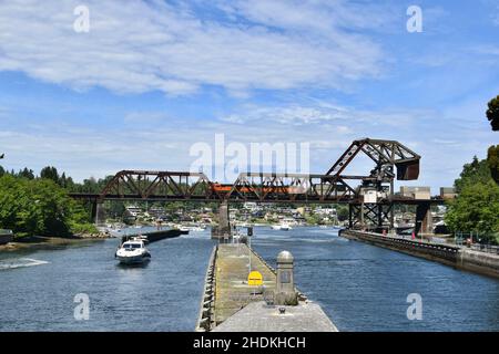 Der sehr aktive Ballard schlängelt zwischen Lake Union und Puget Sound in Seattle, Washington Stockfoto