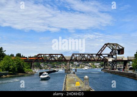 Der sehr aktive Ballard schlängelt zwischen Lake Union und Puget Sound in Seattle, Washington Stockfoto