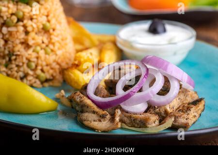 Abendessen, Gyros, Djuvec Reis, Abendessen, typisch griechisches Essen Stockfoto