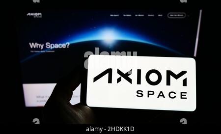 Person, die das Smartphone mit dem Logo des US-Luftfahrtunternehmens Axiom Space Inc. Auf dem Bildschirm vor der Website hält. Konzentrieren Sie sich auf die Telefonanzeige. Stockfoto