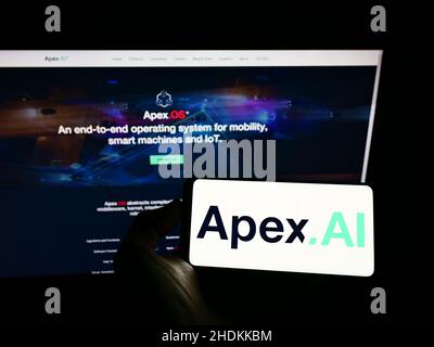 Person, die Mobiltelefon mit dem Logo des US-autonomen Fahrers Apex.AI Inc. Auf dem Bildschirm vor der Business-Webseite hält. Konzentrieren Sie sich auf die Telefonanzeige. Stockfoto