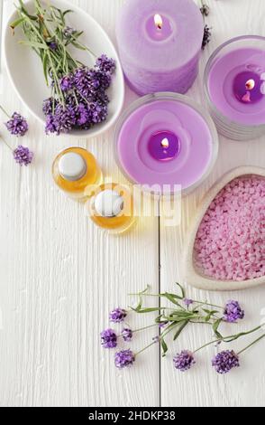 Naturkosmetik, Lavendelöl, Badesalz, Duftkerze, Kosmetik, Lavendelöle, Badesalz, Duftkerzen Stockfoto