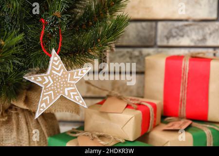 Stern aus Pappe, hängend am Weihnachtsbaum, Nahaufnahme Stockfoto