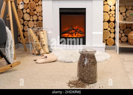 Glas mit Holzpellets im Wohnzimmer Stockfoto