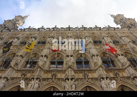 Low-Angle-Aufnahme des historischen Rathauses von Leuven in Belgien Stockfoto