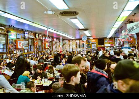 Das weltberühmte Katz's Deli liegt auf der Lower East Side von Manhattan, NYC, USA Stockfoto