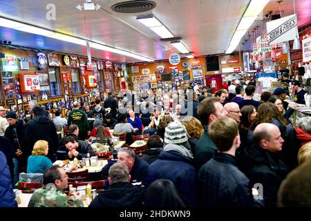 Das weltberühmte Katz's Deli liegt auf der Lower East Side von Manhattan, NYC, USA Stockfoto