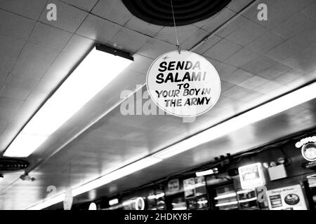 Schild „Senda Salami“ im weltberühmten Katz's Deli, das sich auf der unteren Ostseite von Manhattan, NYC, USA, befindet Stockfoto