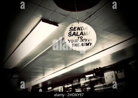 Schild „Senda Salami“ im weltberühmten Katz's Deli, das sich auf der unteren Ostseite von Manhattan, NYC, USA, befindet Stockfoto