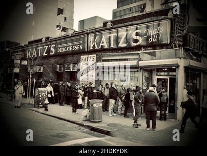 Außerhalb des weltberühmten Katz's Deli, gelegen auf der Lower East Side von Manhattan, NYC, USA. Die Menge steht Schlange, um einzusteigen. Stockfoto