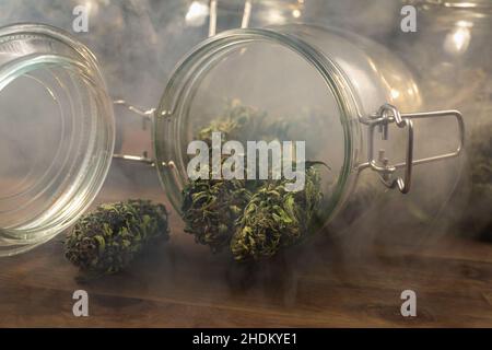 Cannabisknospen in einem Glas, in einer Rauchwolke. Stockfoto
