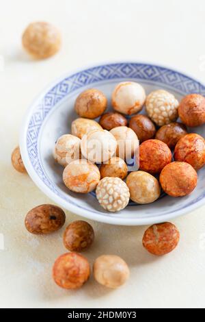 Japanische Erdnusscracker in einer Schüssel Stockfoto