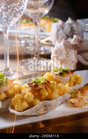 Schicke Hochzeit Hors d'oeuvres Garnelen mac und Käse in Austernschale serviert Stockfoto