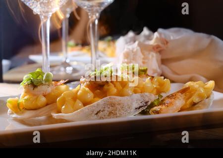 Schicke Hochzeit Hors d'oeuvres Garnelen mac und Käse in Austernschale serviert Stockfoto